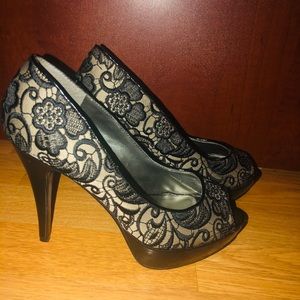 🎉HOST PICK 🎉 Guess black lace stilletto heels
